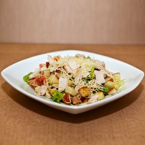 Салат Цезарь с курицей