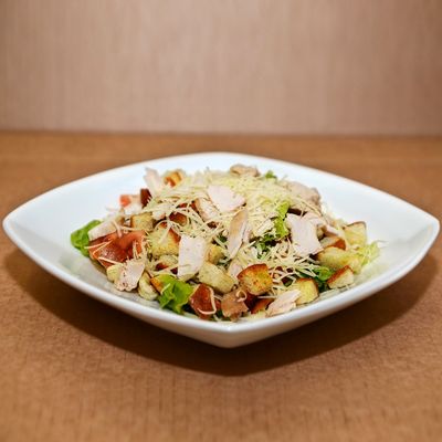 Салат Цезарь с курицей