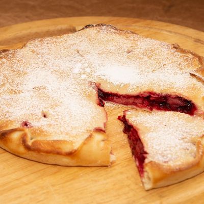 Осетинский пирог с брусникой и яблоком