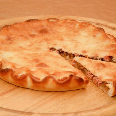 Осетинский пирог с капустой и лососем